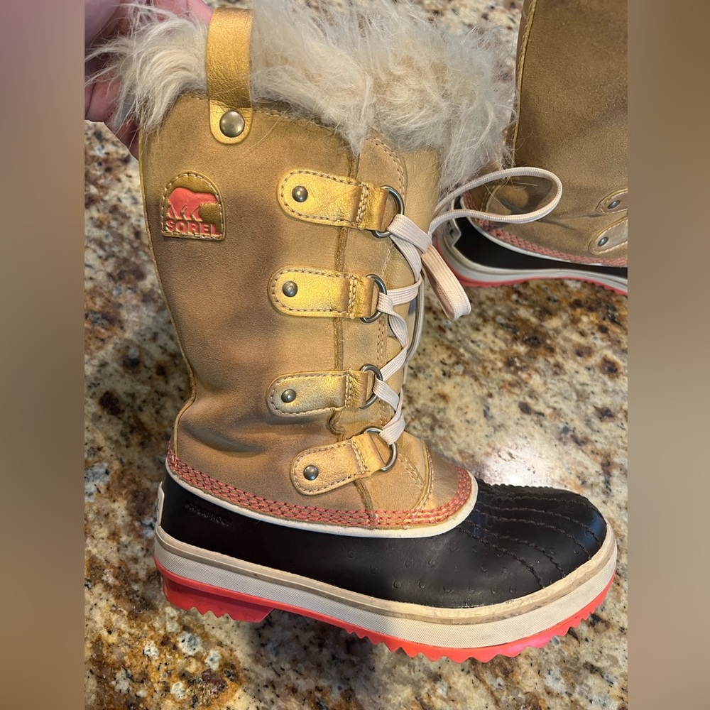 Girls  Soral winter boots. Excellent condition